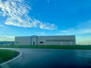 Samengesteld uit twee productiehallen van 933 m² en 1.000 m², met een vrije hoogte onder dak van ca. 5,50 m. Vlotte toegang via twee...