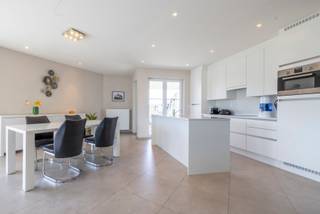 <p>TE KOOP IN KOKSIJDE!<br />Dit appartement is gelegen op een toplocatie in het populaire Koksijde. Het appartement bevindt zich in een kleinschalig gebouw, Villa Ter Duyne, in de duinen op slechts 250m van de zeedijk en het strand. De nabijheid van openbaar vervoer, alle nodige winkels, en het op wandel/fietsafstand gelegen centrum van Koksijde maken van dit appartement de ideale uitvalsbasis voor iemand die graag alles dichtbij heeft.</p>
<p>Het appartement, gebouwd in 2011, is gelegen op de 2<sup>de</sup> verdieping in een gebouw met lift. Het gebouw is gelegen in een rustige residentiële buurt in de duinen. Vanop de 2 terrassen heeft u een prachtig zicht op de duinen. Ideaal om tot rust te komen.</p>
<p>Bij het binnenkomen van het appartement komt u terecht in een ruime inkomhal met ingemaakte kasten. Vervolgens komen we terecht in de grote lichtrijke leefruimte met open volledig uitgeruste keuken. Zowel de living als de keuken hebben toegang tot de zonnige terrassen. Ideaal om het hele jaar door de vertoeven en te ontspannen in alle rust.</p>
<p>De inkomhal/nachthal biedt ook toegang tot de 2 slaapkamers. Beide slaapkamers hebben een eigen badkamer. De ene met ligbad en toilet, de andere met douche.<br />In het appartement is er ook nog een apart gastentoilet aanwezig.</p>
<p>Extra troeven:<br />- Uitstekend afgewerkt<br />- CV op gas<br />- Elektriciteit conform <br /><br />Wees er snel bij en contacteer Bart op het nummer 0477615907 voor het inplannen van een bezoek.</p>