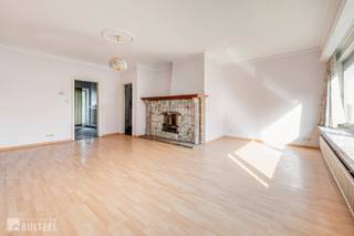 Op zoek naar een ruime woning met veel mogelijkheden, een garage, oprit en een ruime tuin? Deze bel-etagewoning in de Colmarstraat 41 te Sint-Niklaas biedt het allemaal! Op het gelijkvloers beschikt de woning over een inkomhal, een ruime garage, een praktische berging/wasplaats en toegang tot de tuin. Dankzij de oprit voor de woning is er bovendien extra parkeergelegenheid. De eerste verdieping omvat een grote living, een keuken, een badkamer en een terras met trap naar de tuin. De westgerichte tuin en het terras zorgen ervoor dat u heerlijk kunt genieten van de avondzon. Op de tweede verdieping bevinden zich twee ruime slaapkamers en een aparte sanitaire ruimte. De woning is voorzien van centrale verwarming op aardgas en de ramen zijn deels voorzien van dubbele beglazing. Een belangrijke troef: er is geen renovatieverplichting! De woning geniet een gunstige ligging in Sint-Niklaas, met een vlotte bereikbaarheid van het stadscentrum, winkels, scholen, openbaar vervoer en belangrijke verbindingswegen. Ideaal voor wie op zoek is naar ruimte, praktische parkeermogelijkheden en een woning met potentieel.
