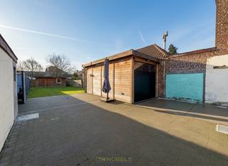 <span><span><strong>1ste bezoekdag donderdag 19 februari! Inschrijven kan via www.nobels.be onder referentienummer 4260566.</strong></span></span><br /><br />BETAALBARE HALFOPEN BEBOUWING, gelegen op een CENTRALE LOCATIE VLAKBIJ HET STATION van Eine en met een VLOTTE VERBINDING naar de N60. Deze woning biedt een MOOIE OPPORTUNITEIT voor wie een pand zoekt dat nog verder naar EIGEN SMAAK kan worden afgewerkt, en zo kan uitgroeien tot de IDEALE WOONST op een STRATEGISCHE LIGGING. Een extra troef is de aanwezigheid van 12 ZONNEPANELEN.  Daarnaast beschikt de woning over een RUIME GARAGE en een GROOT TUINHUIS, wat zorgt voor uitzonderlijk veel OPSLAG-/HOBBYMOGELIJKHEDEN.<br />Via de inkomhal betreedt u de gezellige eefruimte. Aansluitend bevindt zich een bureauruimte die eventueel ook dienst kan doen als gelijkvloerse slaapkamer! Achteraan vindt u de ingerichte keuken, een praktische berging en een ingerichte badkamer. Op de verdieping beschikt de woning over 2 ruime slaapkamers en een praktische zolderruimte.<br />Buitenshuis geniet u van een oprit, een groot terras, garage, extra bergruimte, een gezellige tuin en een veelzijdig tuinhuis.<br /><br />Beschikbaar bij akte<br /><br />Adres: Heurnestraat 17 te Eine (Oudenaarde)<br /><br />EPC: 365kWh/m², G-score en P-score C, Geen renovatieverplichting van toepassing 