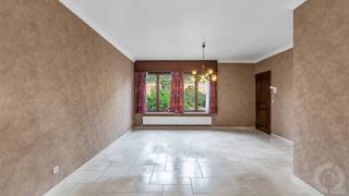 <p>Praktisch ingedeelde en prachtige rijwoning met 5! slaapkamers én inpandige garage gelegen in een rustige straat vlakbij het centrum en het station van Herentals.<br /><br /><strong>Indeling<br /></strong><span>Gelijkvloers<br /></span>+ Inkomhal met trap in natuursteen naar de verdieping<br />+ Apart gastentoilet met handenwasser<br />+ Lichtrijke leefruimte met zicht op het eigen stadstuintje<br />+ Aangrenzende L-vormige keuken met toegang tot het terras en de tuin<br />+ Berging / wasplaats met rechtstreekse toegang tot de tuin<br />+ Inpandige garage met douchehoekje, uitgietbak en toegang tot de CV - ruimte<br /><br /><span>1e verdieping</span><br />+ Nachthal met overloop<br />+ Badkamer met ligbad, lavabo en toilet<br />+ Slaapkamer 1<br />+ Slaapkamer 2<br />+ Slaapkamer 3 met trap naar de zolderverdieping (kunnen opgesplitst worden zodat je niet door de slaapkamer zelf moet)<br />+ Bureau / bergruimte<br /><br /><span>2e verdieping</span><br />+ Ruime nachthal (nog deels verder in te richten)<br />+ Slaapkamer 4<br />+ Slaapkamer 5<br /><br /><strong>Buitenruimte</strong><br />Stadstuintje bereikbaar vanuit keuken en bergruimte.<br /><br /><strong>Extra info</strong><br />+ EPC: 194 kWh/m²/jaar met label B en UC 3957731<br />+ CV op aardgas middels radiatoren<br />+ Overal rolluiken voorzien<br />+ Elektrische installatie niet conform het AREI: enkel de schema's ontbreken!<br />+ Asbestattest: Onderdak in menuiserite en mogelijks de roofing van het plat dak thv keuken en bergruimte (geen staal genomen)<br /><br /><strong>Ligging<br /></strong>Gelegen in een kindvriendelijke omgeving in het centrum van Herentals, op wandelafstand van de Grote Markt, winkels, scholen, eetgelegenheden, openbaar vervoer en de omliggende natuur. Ook het treinstation en diverse bushaltes bevinden zich in de onmiddellijke nabijheid. Dankzij de vlotte bereikbaarheid van de belangrijkste invalswegen en de oprit van de E313 zijn ook de omliggende gemeenten gemakkelijk bereikbaar.<strong><br /></strong></p>