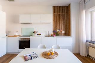 Locatie<br />Gelegen in het hartje van Antwerpen geniet deze flat van een uitstekende bereikbaarheid met vlotte verbindingen naar belangrijke invalswegen en het openbaar vervoer. Het bruisende stadscentrum bevindt zich op wandelafstand, waardoor winkels, restaurants, scholen en ontspanningsmogelijkheden zich allemaal binnen handbereik bevinden. Een ideale ligging voor wie comfortabel en centraal wil wonen.<br /><br />Beschrijving<br />Deze volledig gerenoveerde en bemeubelde flat bevindt zich op de vierde verdieping van een verzorgd gebouw met lift en biedt een aangename, lichtrijke woonomgeving. Dankzij de grote raampartijen geniet de ruimte van veel natuurlijke lichtinval. De indeling is praktisch en doordacht, met een aparte slaapkamer en een afzonderlijke badkamer. De studio beschikt over een uitgeruste keuken (met aansluiting voor wasmachine) en ruimte voor het inrichten van een gezellige zithoek. Bovendien is het appartement energiezuinig met een EPC-label B en beschikt het over een privatieve kelderberging. Dankzij de recente renovatie en conforme elektriciteit is dit bovendien een zorgeloze en rendabele investering.<br /><br />Belangrijkste kenmerken:<br />- Vlotte verbindingen<br />- Volledig gerenoveerd<br />- Lift aanwezig<br />- Veel lichtinval<br />- Prijs inclusief alle meubels, televisie, wasmachine,.. <br />- Energiezuinig (EPC label B)<br />- Elektriciteit conform<br />- Privatieve kelderberging<br /><br />Verplichte vermeldingen:<br />EPC: 172 kWh/m²<br />P-score: C & G-score: C<br />Stedenbouw: Vg-Wche-Gvkr-Gmo-Gvv