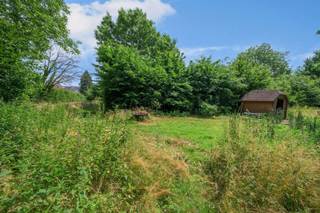 <p><span>Karaktervolle woning met veel potentieel, inclusief weiland en te verbouwen atelier. </span></p><p><span>Gelegen in Wemmel, biedt deze woning een uitzonderlijke balans tussen het bruisende stadsleven en de serene rust van de natuur. Het pand is omgeven door een ruime, groene tuin die uitnodigt tot ontspannen momenten in de buitenlucht, met alle privacy die u zich kunt wensen, een moment van stilte na een drukke dag.</span></p><p><span>Bij het betreden van de woning wordt u verwelkomd in een inkomhal, die u via een trap leidt naar het appartement op de bovenverdieping. Tegelijk geeft deze hal toegang tot het hoofdgedeelte van de woning, met praktische ingemaakte kasten. De open leefruimte straalt ruimte en licht uit, dankzij grote raampartijen. De moderne inrichting wordt versterkt door een strak afgewerkte keuken, uitgerust met toestellen en een ruime eetbar perfect voor zowel dagelijks comfort als gezellige avonden met gasten. Achter een slimme, verborgen deur in de keukenkast schuilt een aparte ruimte met aansluitingen voor een extra badkamer een slimme troef voor wie toekomstgericht denkt. Op deze gelijkvloerse verdieping vindt u ook een ruime slaapkamer met dressing, ideaal voor gelijkvloers wonen of als logeerkamer. </span></p><p><span>De eerste verdieping omvat twee volwaardige slaapkamers en een eigentijdse badkamer met speelse tegelaccenten. Bovendien is er een multifunctionele ruimte die zich uitstekend leent als thuiskantoor, hobbykamer.</span></p><p><span>Verder beschikt de woning over een volledig ingericht appartement, bereikbaar via de inkomhal en een aparte trap. Deze zelfstandige woonunit biedt tal van mogelijkheden: ideaal als kangoeroewoning, voor een inwonend familielid of mogelijkheid voor verhuur zonder domiciliëring, bv airbnb. Met een open leefruimte, uitgeruste keuken, aparte wc, badkamer en gezellige mezzanine-slaapruimte, biedt dit ,niet vergund appartement alles voor comfortabel, autonoom wonen. Dit appartement heeft een oppervlakte van 52</span><span> m²</span></p><p><span>Om dit alles nog aantrekkelijker te maken, bevindt zich achter de woning een afzonderlijk gebouw met tal van mogelijkheden.</span></p><p><span>Het hoofdgebouw en het atelier bevinden zich op een perceel van 9 are. Daarbovenop krijg je een prachtig perceel van 21a 89 ca als weide, ideaal voor dierenliefhebbers. </span></p><p><span>Deze woning is een zeldzame vondst: dicht bij winkels, scholen en openbaar vervoer, UZ Jette, belangrijke invalswegen en toch volledig omgeven door groen en rust</span></p><p><span>Ook de uitstekende bereikbaarheid valt meteen op: Brussels Expo in Laken en Brussels Airport liggen vlakbij, waardoor deze locatie ideaal is voor wie waarde hecht aan comfort en mobiliteit </span></p><p><span> </span></p><p><span> </span></p><p><span> </span></p><p><span> </span></p>