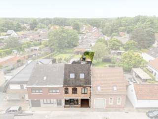 [[ DIT PAND NEEMT DEEL AAN DE ERA OPEN HUIZEN DAG OP 19/9 VAN 11:00 TOT 12:00 ]]
<p><strong>Ben je op zoek naar een ruime woning met handelsruimte, polyvalente ruimte, 2 à 3 slaapkamers én tuin in Erembodegem? Zo Gevonden!</strong></p>

<p>Met een bewoonbare oppervlakte van 272 m² op een perceel van 310 m² biedt deze eigendom heel wat ruimte en mogelijkheden. Dankzij de centrale ligging, nabij winkels, scholen, openbaar vervoer en belangrijke invalswegen, geniet je van een uitstekende bereikbaarheid. Bovendien beschikt de woning over een gunstig EPC-label C (206 kWh/m²/jaar), en centrale verwarming op aardgas.</p>

<p>Op het gelijkvloers vind je een commerciële ruimte van ca. 40 m², ideaal als winkel, kantoor of praktijk, aangevuld met een polyvalente ruimte van 69 m², een hobbyruimte van 10 m², een badkamer met douche, een afzonderlijk toilet en een berging/technische ruimte. Achteraan bevindt zich een aangename tuin van ca. 130 m².</p>

<p>Het woongedeelte bevindt zich op de verdiepingen en omvat een lichtrijke woonkamer, een gezellige zitkamer, een ingerichte keuken, een slaapkamer van 14,9 m², een tweede badkamer met ligbad en een zonnig dakterras. Op de tweede verdieping bevindt zich een ruime slaapkamer van 29,6 m², die eenvoudig kan worden opgesplitst in twee slaapkamers, waardoor de woning over drie slaapkamers kan beschikken.</p>

<p>Een ideale eigendom voor wie wonen en werken wil combineren of op zoek is naar veel ruimte en tal van mogelijkheden. Contacteer ons snel voor een bezoek!</p>