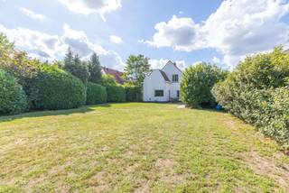 LIGGINGDeze gerenoveerde villa geniet van een uitstekende ligging aan de rand van Sint-Denijs-Westrem en De Pinte. Dankzij deze centrale locatie...