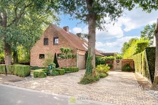 <strong>IDYLLISCH GELEGEN BIJZONDERE EIGENDOM BESTAANDE UIT RIANT WOONHUIS, APART BEWOONBAAR BIJGEBOUW EN ATELIER OMGEVEN DOOR EEN SCHITTERD AANGELEGDE TUIN EN WEILAND. Het domein is toegankelijk zowel aan de mooie Urnenveldstraat doch ook via een uitzonderlijk mooie oprijlaan toegankelijk langs de boszijde van het perceel. Deze vrijstaande woning, gebouwd in 1986, beschikt over een sfeervolle leefruimte in vol contact met de tuin en biedt een heerlijke atmosfeer dankzij de centraal geplaatste speksteenkachel. Op de verdieping beschikt de woning over slaapkamers en sanitair. Een absolute meerwaarde is het afzonderlijk volledig ingericht bijhuisje, centraal op het perceel, voorzien van alle woonfaciliteiten. Verder is er de mogelijkheid om wonen/werken te combineren via het knap afgewerkte atelier, met vergezicht op het eigen weiland. Geschikt voor kandidaten op zoek naar een ruime en instapklare parel met een idyllische uitstraling!</strong><br /><br /><strong>LIGGING: </strong><br />Deze woning is gelegen te midden in de groene Urnenveldstraat, omringd met oude loofbomen, in de achterzijde uitgevend op bosgebied. Tevens is men via het gekende fietsroutenet binnen enkele minuten in het centrum van Pelt. Een uitzonderlijk huis op een uitzonderlijke plek!<br /><br /><strong>INDELING: </strong><br /><strong>Gelijkvloerse verdieping: </strong><br />– inkomhal met gastentoilet – bijzonder sfeervolle leefruimte met oude balkenstructuur en vide naar verdieping (speksteenkachel centraal in leefruimte, unieke ervaring in wintermaanden) – open leefkeuken voorzien van alle comfort met schuifpui naar terras (deels overdekt) – heerlijke tuinkamer aansluitend aan leefkeuken, ingericht als eetplaats met volzicht op de tuin en zuidwest oriëntatie –nette inpandige garage – achterinkom/wasplaats – vernieuwde badkamer met wastafel en inloopdouche –<br /><br /><strong>1<sup>ste</sup> verdieping: </strong><br />– vide (trap vanuit de woonkamer) – hoofdslaapkamer met dressinggedeelte aan achterzijde van de woning – slaapkamer 2 – slaapkamer 3 – slaapkamer 4 – nachttoilet –<br /><br /><strong>Bijhuis:</strong><br />– charmant huisje ingericht met alle comfort voor bewoning (individuele verwarming op basis van stookolie) gelijkvloers ingericht met keuken en douchekamer, op verdieping ingericht als slaapgedeelte – bijhuis beschikt tevens over een bijzonder mooie plantenserre –<br /><br />Atelier:<br />– atelier/werkruimte achteraan het perceel met zicht op eigen weiland –<br /><br /><strong>Tuin: </strong><br />– bijzonder aangelegde parktuin omheen de woning – ook toegankelijk via aparte oprijlaan aan de achterzijde van het domein – meerdere parkeerplaatsen aan voor en achterzijde – meerdere terrassen doorheen de tuin – tuin voorzien van padjes en ornamenten (unieke sfeer) – schapenweide met stal aan de achterzijde –<br /><br /><strong>EXTRA TROEVEN:</strong><br />- Bewoonbare oppervlakte van 190m²<br />- Idyllisch perceel van 37a 34ca (volledig door groen omgeven)<br />- Woning perfect verzorgd en instapklaar<br />- Volledig ingericht bijhuisje<br />- Badkamer vernieuwd in 2018<br />- Keuken vernieuwd in 2021 (Franssen keukens)<br />- Vloeren inkomhal, woonkamer en keuken vernieuwd in 2022<br />- Hout schrijnwerk in goede staat van onderhoud, deels vernieuwd schrijnwerk in aluminium<br />- Speksteenkachel als eyecatcher centraal tussen woonkamer en keuken<br />- Atelier met overkapping<br />- Weiland met schapenstal<br />- Gunstig energielabel (label C)<br />- Voorzien van 16 zonnepanelen<br />- Warmtepompboiler met buitenunit voor warm water in de woning<br />- Verwarming op basis van stookolie, 2 aparte installaties voor woonhuis en bijhuis<br />- Ruime woning met 4 slaapkamers in een bijzonder kader<br /><br />OPMERKING: De woning is vergund. Voor de aangebouwde veranda, bijgebouwen en aparte oprijlaan werd geen vergunning aangevraagd.<br /><br /><strong>Stedenbouwkundige Inlichtingen:</strong><br />Bouwvergunning – Woongebied met landelijk karakter - Geen dagvaarding - Voorkooprecht – Geen verkavelingsvergunning<br /><br /><strong>EPC:</strong> 252kWh/(m²jaar) <strong>met Certificaatnummer:</strong> 20260908-0003949733-RES-1<br /><br /><strong>O-Peil:</strong> Woning gelegen in niet overstromingsgevoelig gebied.<br />P- Score: A<br />G-Score: A<br /><br /><strong>Benieuwd naar deze idyllische woning? Ons IDEALIS Team geeft U met plezier en steeds vrijblijvend de nodige informatie via e-mail , ter plaatse of op ons kantoor te Pelt.<br />Wenst U advies omtrent uw eigen woning? Graag plannen wij vrijblijvend met U een afspraak in om onze expertise met U te delen, steeds tot Uw dienst!!<br />Neem contact op met IDEALIS VASTGOED op 011/515 565 of mail naar info@idealisvastgoed.be!</strong><br />