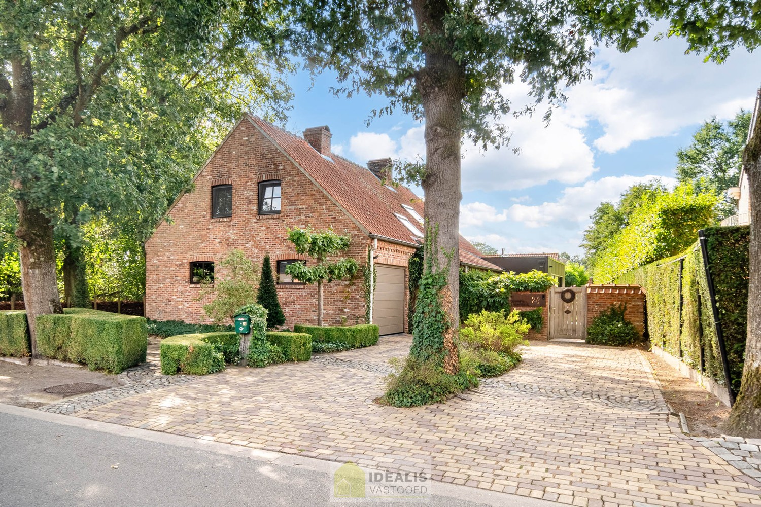 IDYLLISCH GELEGEN BIJZONDERE EIGENDOM BESTAANDE UIT RIANT WOONHUIS, APART BEWOONBAAR BIJGEBOUW EN ATELIER OMGEVEN DOOR EEN SCHITTERD AANGELEGDE TUIN EN WEILAND. Het domein is toegankelijk zowel aan de mooie Urnenveldstraat doch ook via een uitzonderlijk m - foto 1