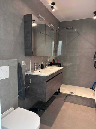 Prachtig nieuwbouwappartement te huur in het hart van Meise – beschikbaar vanaf 1 februari 2026Dit stijlvolle, recent gebouwde appartement biedt alle...