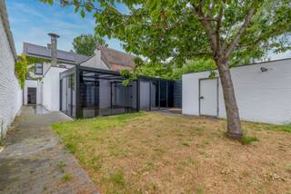 De woning is centraal gelegen vlakbij alle nodige winkels, scholen, het openbaar vervoer en de E17. Ook het prachtige natuurreservaat Groot...