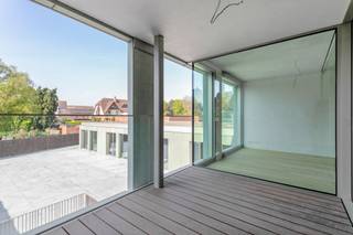 <p><br /><strong>Dit appartement bevindt zich op</strong> de <strong>eerste verdieping en heeft 2 slaapkamers en een terras van 19 m². Bij het appartement hoort een berging van 14 m². Met mogelijkheid tot aankoop één of meerdere ondergrondse autostaanplaatsen. </strong></p>

<p> </p>

<p>Deze appartementen werden ontworpen door architecten Goedefroo met het doorzon-principe waardoor er de hele dag zonlicht binnenkomt. Er werd gedacht aan modulair bouwen, zo is de tweede slaapkamer in enkele seconden omgevormd naar een extra grote living door enkele muren weg te schuiven. Op deze manier kan deze woning mee evalueren met de noden van ons leven.</p>

<p>Door de hoge raampartijen is er de ganse dag lichtinval in de leefruimte en wordt er een loftgevoel gecreëerd. De hoge afwerkingsgraad en materiaalkeuze biedt residentie Cavallo een ultiem wooncomfort. </p>

<p>Residentie Cavallo wordt op een duurzame manier voorzien van een basis koeling en verwarming. Via Geothermie in combinatie met betonkernactivering streven ze naar een collectieve binnentemperatuur van 16 graden, Deze installatie wordt aangedreven door zonnepanelen.  </p>

<p>Deze appartementen zijn <strong>volledig afgewerkt</strong> en  <strong>onmiddellijk beschikbaar</strong>. </p>

<p> </p>

<p>Meer weten? Neem vrijblijvend contact op met Jéröme 056/61.10.10 of jerome@immobossuyt.be</p>