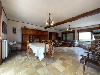 Vlieg mee over deze eigendom: https://www.youtube.com/watch?v=yPn7GZpvFZc<br /><br />KARAKTERVOLLE woning op een ROYAAL PERCEEL van 2154 m² biedt een zeldzame combinatie van RUST, RUIMTE en MOGELIJKHEDEN in het HART van de VLAAMSE ARDENNEN. Geniet van een ADEMENEMEND VERGEZICHT over het GOLVENDE LANDSCHAP, omringd door GROEN en NATUUR. De bestaande indeling omvat een INKOMHAL, LICHTRIJKE LEEFRUIMTE, KEUKEN, één SLAAPKAMER en een RUIME ZOLDER die eenvoudig kan worden ingericht als EXTRA SLAAPKAMERS of THUISKANTOOR. Een GROTE LOODS biedt extra troeven voor ZELFSTANDIGEN of HOBBYISTEN die nood hebben aan STOCKAGE of ATELIER. De UITGESTREKTE TUIN creëert een IDYLLISCH KADER voor wie houdt van BUITENLEVEN en PRIVACY. Dankzij de LANDELIJKE, DOCH VLOT BEREIKBARE LIGGING vormt deze eigendom de perfecte basis voor RENOVATIE of UITBREIDING tot een VOLWAARDIGE GEZINSWONING. Een IDEALE OPPORTUNITEIT voor wie droomt van WONEN IN DE NATUUR met POTENTIEEL BINNEN HANDBEREIK.<br /><br />Adres: Tenhoutestraat 7 te Maarkedal<br /><br />Renovatieplicht van toepassing; P-score: A, G-score: A