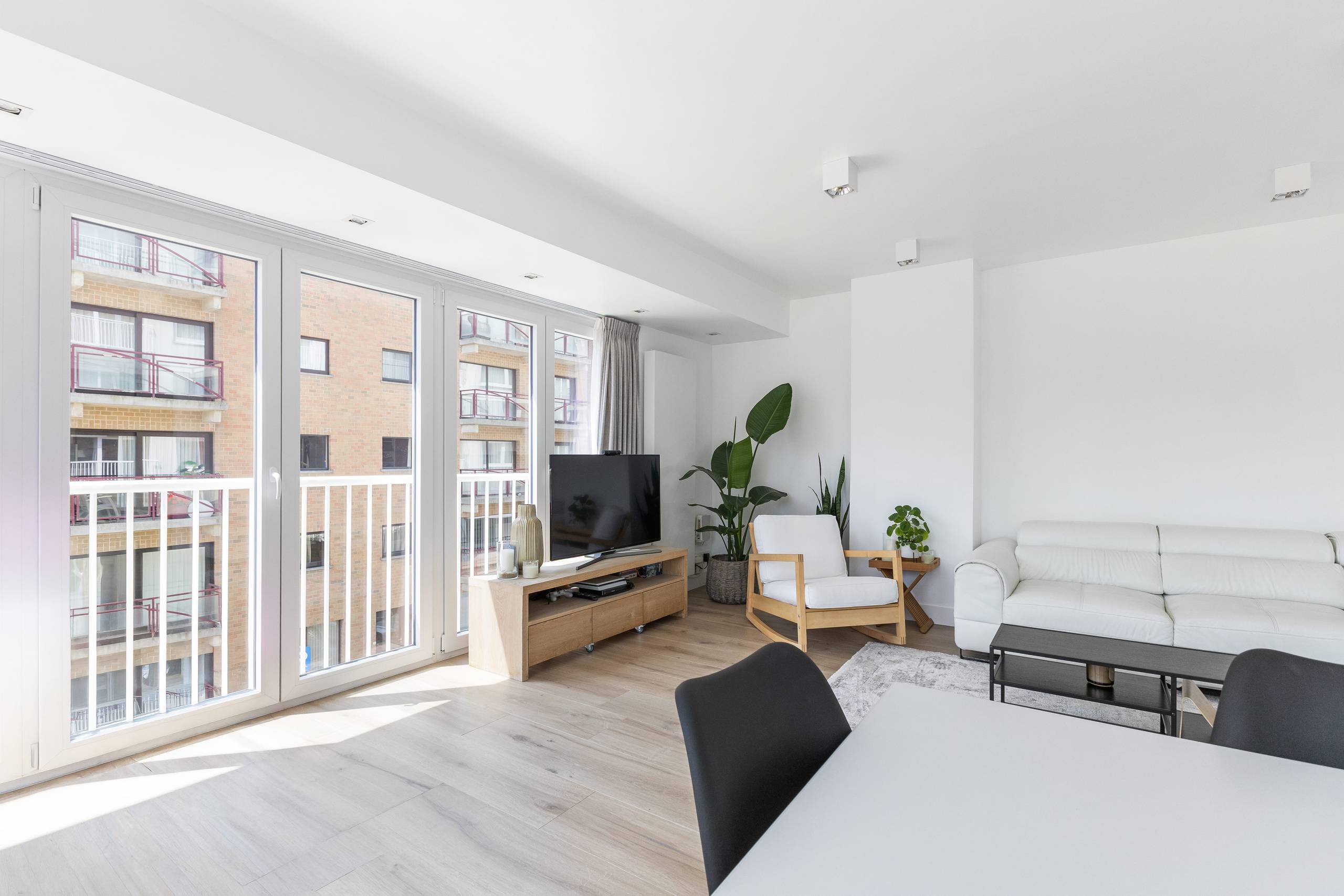 Gerenoveerd hoekappartement met beperkt zeezicht - foto 5