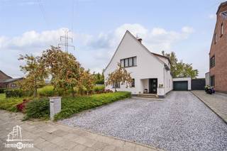 Charmante maison dans une impasse calme sur un terrain de 1.090 m². Cette perle de 165 m² habitable, prête à être emménagée, offre un espace de vie chaleureux avec un coin salon séparé et une belle vue sur le jardin. A côté, vous trouverez une cuisine rénovée et une belle véranda ouverte qui rayonne de convivialité tout au long de l'année. A l'étage se trouvent 3 chambres et une salle de bain. Dans le hall de l'étage, il y a de l'espace supplémentaire pour un bureau ou un coin de travail. Le beau et grand jardin ensoleillé offre un potentiel énorme pour ceux qui aiment jardiner. Grâce aux panneaux solaires, la maison est également économe en énergie. Une maison unique avec du caractère et de l'âme.