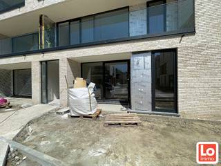 In het Oosten van het centrum, ter hoogte van Dorp-Oost, is Øst een ontmoetingsplek voor jong en oud. Dit residentieel project zal een herkenningspunt worden voor rustig en ontspannen te wonen in deze groene en autoluwe woonomgeving. Alle entiteiten zijn voorzien van hoogwaardige materialen en duurzame installaties, gericht op de toekomst. Door zijn ideale ligging, op enkele minuten wandelafstand van winkels, natuur, horecazaken, busverbindingen en scholen is het zalig om hier te wonen.<br />Alle appartementen worden verwarmd door geothermische warmtepompen die milieuvriendelijk maar ook laag in energieverbruik zijn. <br />Dit gelijkvloers appartement met super geïsoleerde voordeur omvat inkomhal met mogelijkheid voor het plaatsen van een kast voor jassen en schoenen, apart toilet, berging/wasplaats, ingerichte open keuken met living in parketvloer en toegang tot het terras. Via de slaapkamer ga je naar de badkamer met inloopdouche met anti slip douchebak en kast met lavabo en spiegelkast. Het appartement bevat één ondergrondse autostaanplaats, kelderberging en 1 fietsplaats. Het appartement wordt nog volledig geschilderd, voorzien van verlichting en gordijnrails. Hier werd extra aandacht gegeven aan veiligheid en anti-inbraak mogelijkheden plus geluidsvriendelijk. Beveiligde en akoestische voordeur en raam slaapkamer met slotklink.<br />Beschikbaar vanaf vermoedelijk 1/08/2026 ten laatste 1/09/2026<br />Huurprijs: 900,00€ + 50,00€ alg kosten = 950,00€/maand <br />Interesse in dit appartement?<br />Mail ons met je naam en telefoonnummer: info@loimmo.be<br />Wij contacteren U, GEEN telefonische afspraken