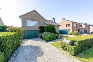 <p>Open bebouwing in een groene omgeving met vlotte verbindingen in Waregem.<br /><br />Via de ruime inkomhal bereiken we de living met aansluitend de keuken, beiden hebben zicht op de tuin.<br />Deze praktische woning is ook voorzien van inpandige garage en wasruimte.</p>
<p>Deze ruime woning biedt ruimte voor 3 slaapkamers en een badkamer op het verdiep, een vierde kamer is zeker mogelijk in de zolderverdieping.<br /><br />Met een terras en tuin pal zuid gericht is deze woning mooi voorzien van buitenruimtes. Op vandaag is de tuin opgesplitst in tuin en moestuin. Uiteraard kan dit tussenscherm weg om de tuin te verruimen.<br /><br />Belangrijkste ruimtes:<br />• Woonkamer met aangename leefruimte en natuurlijke lichtinval.<br />• Keuken met functionele indeling .<br />• 3 slaapkamers en mogelijkheid tot 4de.</p>
<p>Troeven:<br />• Open bebouwing met veel privacy.<br />• Groene omgeving met rustige woonbeleving.<br />• Vlotte bereikbaarheid via nabijgelegen invalswegen.</p>
<p> </p>
<p>Neem vandaag nog contact op met je ERA-makelaar voor een bezoek.</p>
<p> </p>
<p>JOUW DROOMHUIS. ZO GEVONDEN!</p>