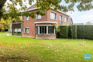 Deze open bebouwing kreeg in 2002 een grondige renovatie en in 2014 een uitbreiding, nieuw bijgebouw met een extra slaapkamer, of bureau,...