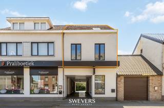 Voor meer info en foto’s, surf naar www.swevers.be – Dit instapklare duplex appartement aan de Diestersteenweg 17 in Hasselt, gelegen in het gegeerde Kermt, biedt een mooie combinatie van ruimte, licht en comfort. Het gebouw dateert van 1932 en werd in 2019 volledig gerenoveerd, met bijkomende vernieuwingen zoals een nieuwe badkamer (2022), dakvenster (2024), vloer en plinten (2025) en gasketel (2026). Met een bewoonbare oppervlakte van 126 m² is dit een zorgeloze investering.<br /><br />De leefruimte bevindt zich op de eerste verdieping en geniet dankzij grote raampartijen van veel natuurlijk licht. Aansluitend ligt de praktische keuken van 14 m² met voldoende ruimte voor dagelijks gebruik. De indeling zorgt voor een vlotte en aangename circulatie. De badkamer werd vernieuwd in 2022 en is centraal gelegen, afgewerkt in een moderne stijl. Op de tweede verdieping bevinden zich twee ruime slaapkamers van 18 m² en 16 m², toegankelijk via de nachthal. Daarnaast is er een aparte berging/wasruimte die extra opslagmogelijkheden biedt. Achteraan het gebouw is een open autostaanplaats inbegrepen.<br /><br />Het zuidgerichte terras van 14 m² vormt een echte troef en biedt een aangename buitenruimte met veel zonlicht. Dankzij de gunstige EPC-score en de mogelijkheid tot verbetering met zonnepanelen is de woning ook toekomstgericht. De ligging is ideaal, met vlotte verbindingen naar snelwegen, openbaar vervoer, scholen, winkels en horeca. Voor meer informatie, bel 011 255 155. Bron bewoonbare oppervlakte: EPC – verslag.