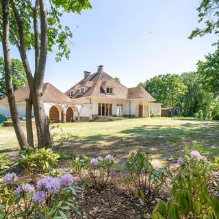 Deze te renoveren villa, gelegen in de bosrijke omgeving van Blanden, biedt u oneindig veel mogelijkheden. Gelegen op een glooiend en volledig...