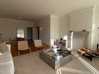 <p>Gelegen aan de statige Jan Van Rijswijcklaan, omringd door prachtige art deco gebouwen, vind je dit schitterende appartement dat de perfecte combinatie van comfort en stijl biedt. Op wandelafstand ligt het serene Albert en Hertoghe park, ideaal voor een ontspannende wandeling of een verkwikkende jogsessie. Bovendien zijn tal van invalswegen in de nabijheid, wat zorgt voor een uitstekende bereikbaarheid.</p>
<p>Dit uitzonderlijk appartement van ca 125 m² is gelegen op de vierde verdieping. <br />Bij binnenkomst word je verwelkomd in een ruime inkomhal met een praktische vestiairekast. De leefruimte, voorzien van blokjes parket, baadt in het licht dankzij de grote ramen aan de voorzijde, waar je kan genieten van de ochtendzon. De aparte keuken aan de achterzijde is hyper-geïnstalleerd en uitgerust met moderne, witte greeploze kasten. Met een ruim werkblad en zitruimte voor krukjes is deze keuken een waar paradijs voor de kookliefhebber. De aanwezige toestellen, waaronder een koelkast, diepvries, kookfornuis op gas, heteluchtoven, microgolfoven en vaatwasser, maken het plaatje compleet. Bovendien heeft de keuken toegang tot een gezellig balkon, perfect voor een kopje koffie in de buitenlucht.</p>
<p>Het appartement beschikt over drie kamers, waaronder een sfeervolle slaapkamer aan de voorzijde en een masterbedroom aan de achterzijde, die toegang biedt tot een zonnig terras met een prachtig uitzicht op het groene binnengebied. De badkamer, bereikbaar via de masterbedroom, is uitgerust met een ligbad/douche en een stijlvol lavabomeubel. De derde kamer, ook aan de achterzijde gelegen, is ideaal als dressing en biedt bovendien voorzieningen voor de aansluiting van een wasmachine. Een apart toilet vervolledigt het geheel.</p>
<p>Dit appartement is de ideale plek voor wie op zoek is naar ruimte, licht en een centrale ligging.</p>
<p>Een privatieve kelderberging en autostaanplaats zijn begrepen in de huurprijs.</p>
<p>Gemeenschappelijke lasten: 130 Euro per maand.<br />Provisie op het verbruik van verwarming en water: 120 Euro per maand.<br />De nutsvoorzieningen: elektriciteit en gas zijn privé op te nemen door de huurder.</p>
<p>Beschikbaar vanaf 1 april 2026.</p>