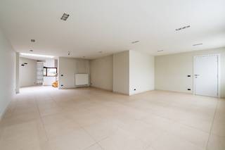 Op een <strong>invalsweg</strong> tussen Ingelmunster en Meulebeke bevindt zich deze <strong>veelzijdige, commercieel</strong> gelegen eigendom. Deze combineert <strong>wonen met een handelsruimte en opslagmogelijkheden</strong>. De woning beschikt over een <strong>ruime leefruimte</strong> aan de voorzijde van de woning met aansluitend de<strong> ingerichte keuken</strong> die <strong>via grote raampartijen aansluit op de aangelegde tuin </strong>met tuinhuis en het <strong>uitgebreide terras</strong>. De <strong>nieuwe badkamer</strong> bevindt zich op de beneden verdieping alsook het<strong> gastentoilet. </strong><br />De <strong>polyvalente handelsruimte</strong> bevindt zich links van de leefruimte met een <strong>aparte ingang </strong>geschikt voor een<strong> zelfstandige activiteit, kantoor, praktijk of hobby</strong>. Aan de rechterzijde bevinden zich een <strong>wasplaats, een extra inkom, een bergruimte</strong> die verder kan afgewerkt worden volgens wens en een <strong>dubbele garage met sectionaal poort</strong>. <br />Op de <strong>eerste verdieping</strong> zijn <strong>4 slaapkamers</strong> beschikbaar toegankelijk via <strong>2 trappen</strong>. In een slaapkamer zijn de voorzieningen reeds aangebracht voor een <strong>extra badkamer</strong>. De <strong>zolder</strong> is toegankelijk via een <strong>vaste trap </strong>en werd <strong>volledig geïsoleerd</strong>. <br />Een <strong>ruime kelder</strong> zorgt voor <strong>extra stockage</strong>. <br />Aan de zijkant van de woning is <strong>parking</strong> voorzien. Tevens is er openbare parking voor de woning. 