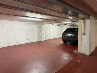 Place de stationnement à vendre située sur l'avenue Léopold, dans le centre de Knokke. Située au niveau -1. La place est facilement accessible.Peut...