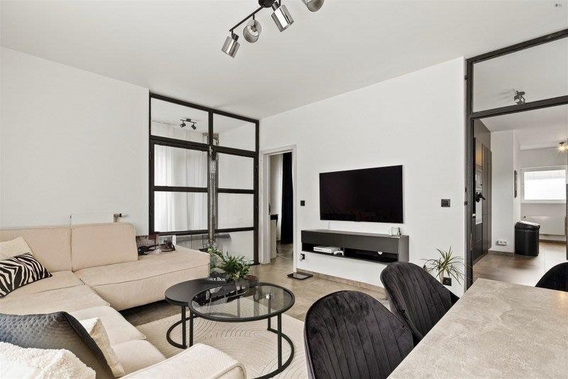 ALLEENSTAANDE GEZELLIGE KNUSSE GERENOVEERDE BUNGALOW OP 667 M² VLAKBIJ HET CENTRUM VAN HET BRUISENDE STEKENE - foto 2