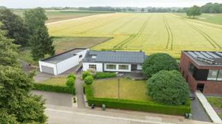 Maison favorablement située et économe en énergie (PEB B, 196kWu/m² malgré un chauffage au mazout) avec une vue magnifique sur les champs environnants.<br /><br />Cette maison est entièrement sous-sol et avec la grande dépendance, elle offre de nombreuses possibilités. Pensez à un espace indépendant pour le stockage de marchandises et/ou de matériaux.<br /><br />L'espace commercial, la buanderie et la salle de douche ont été construits en 1996 et peuvent également être utilisés comme espace de pratique.<br /><br />Disposition:<br />Hall d'entrée avec toilettes, espace de vie et salle à manger, cuisine avec véranda et pergola attenantes, espace commercial/pratique (+/- 33m²), buanderie, escalier vers le sous-sol, salle de douche avec toilettes.<br />Palier avec 3 chambres et une salle de bains.<br /><br />Sous-sol entièrement aménagé avec une large porte extérieure sur le côté de la maison, cuisine, bureau et plusieurs espaces de stockage.<br /><br />Détails:<br />- dépendance de +/- 95m²<br />- 54 panneaux solaires et 3 onduleurs SMA Sun Boys<br />- partiellement rénové en 2016<br />- alarme