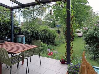 <p><span>Charmant appartement met 2 slaapkamers, privé-tuin en garage gelegen in Merksem. Dit instapklare pand heeft een bewoonbare oppervlakte van 73 m² en een perceeloppervlakte van circa 289 m², waarbij buitenruimte en praktische bergruimte mooi samenkomen. De woning biedt een warme, gezellige sfeer met houten vloeren en originele details, ideaal voor starters of een koppel dat op zoek is naar comfort en groen in de buurt.</span></p><p><span> </span></p><p><span>Bij binnenkomst vindt u een licht opgerichte woonkamer met aangrenzende eetruimte en een gezellige serre-achtige tuinkamer waar planten en veel daglicht voor een aangename sfeer zorgen. De keuken is functioneel ingericht met voldoende kastruimte, gaskookplaat. De hal leidt naar twee slaapkamers, waarvan de grootste kamer veelzijdig te gebruiken is als hoofdslaapkamer of kantoorruimte. De badkamer beschikt over een douche/badcombinatie en wastafel, en er is een apart toilet.</span></p><p><span> </span></p><p><span>Aan de achterzijde strekt zich een ruime, onderhoudsvriendelijke tuin uit met gazon en diverse groenbegroeiing, ideaal voor ontspanning, kinderen of huisdieren. Een verzorgde buitenruimte biedt privacy en een aangename plek om buiten te genieten. Daarnaast beschikt het appartement over voldoende opbergruimte, met bergkasten en een kelderruimte die geschikt is als opslag, hobbyruimte of fietsenberging. De privégarage biedt parkeergelegenheid en extra opslagmogelijkheden.</span></p><p><span> </span></p><p><span>Tevens zijn er nog praktische troeven zoals een stevige structuur, meerdere ingangen via de gemeenschappelijke trap en een gunstige indeling die veel functionaliteit biedt binnen een compacte oppervlakte. De combinatie van gezellige beleving, buitenruimte en praktische voorzieningen maakt dit appartement zeer interessant voor wie op zoek is naar een groenere omgeving in Merksem zonder in te leveren op comfort.</span></p><p><span> </span></p><p><span>Belangrijkste kenmerken</span></p><p><span>- Adres: Merksem</span></p><p><span>- Bewoonbare oppervlakte: 73 m²</span></p><p><span>- Perceeloppervlakte: circa 289 m²</span></p><p><span>- Indeling: 2 slaapkamers, 1 badkamer</span></p><p><span>- Voorzieningen: woonkamer met eetruimte, tuinkamer, functionele keuken</span></p><p><span>- Buitenruimte: ruime privé-tuin met gazon en groen</span></p><p><span>- Bergruimte: kelder en extra opslag</span></p><p><span>- Parkeren: 1 garage</span></p><p><span>- Algemeen: houten vloer, karaktervolle details, instapklaar</span></p><p><span> </span></p><p><span>Foto's zijn genomen alvorens verhuring pand, dezelfde indeling en afwerking. huurprijs 1.100 euro/mnd.</span></p><p><span> </span></p><p><span>Interesse in deze woning? Neem gerust contact op voor een bezichtiging en ontdek zelf de360-graden sfeer van dit gezellige appartement in Merksem.</span></p>