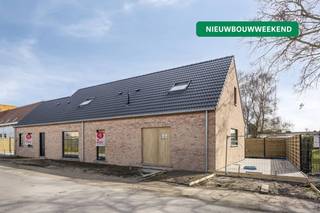 Halfopen nieuwbouwwoning te koop in de Stavelestraat 4 te Vleteren met 3 kamers, dubbele oprit en tuin. Deze kwalitatieve nieuwbouwwoning wordt volledig afgewerkt verkocht, de aanleg van de tuin/oprit inbegrepen. Aankoop kan totaal aan 6% btw! Dit huis wordt afgewerkt opgeleverd in september 2026.Kom vrijblijvend langs tijdens ons opendeurmoment op zaterdag 25/04 tussen 11u en 12u en laat je verrassen! Allen welkom!INDELINGGelijkvloers: Inkomhal met toilet - lichtrijke woonkamer voorzien van vloerverwarming en met volledig geïnstalleerde open keuken - berging - aangelegde tuin met ruim terras en dubbele parkeerplaats naast de woning.Eerste verdieping: Drie slaapkamers - badkamer - berging - apart toilet.TECHNISCH- EPC A- Conform EPB-regelgeving (Zonnepanelen)- 10.000L regenwater- Vloerverwarming - Ventilatiesysteem D- Elektriciteit conform- Aansluiting laadpaal voorzien- Wachtbuis warmtepomp voorzienUitermate geschikt voor wie op zoek is naar een instapklaar huis zonder werk! Dit huis te koop wordt volledig afgewerkt met de nieuwste technieken en materialen. De aankoop kan volledig (grond + constructie) aan 6% btw!