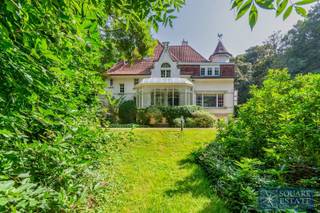 <p><span>Square Estate vous présente le prestigieux Domaine Terassel, une propriété d'exception située à Meise, offrant un potentiel unique pour le développement d'un projet événementiel, hôtelier, professionnel ou résidentiel de prestige.</span></p><p><span>Érigé au coeur d'un magnifique domaine boisé de plus de 30 ares, ce remarquable château, repris à l'inventaire du patrimoine historique, bénéficie d'un cadre verdoyant et exclusif, à l'abri des regards.</span></p><p><span>Le château, réparti sur deux niveaux, est entièrement à rénover et développe un potentiel rare. Il se compose actuellement de 9 chambres et offre de nombreuses possibilités d'aménagement selon vos besoins et projets.</span></p><p><span>Les sous-sols accueillent de vastes espaces anciennement dédiés à l'événementiel. Ceux-ci comprennent notamment une cuisine, des sanitaires, un espace douche pour le personnel, plusieurs espaces de stockage ainsi que des frigos et congélateurs professionnels. Ces infrastructures permettent d'envisager de multiples projets liés à l'organisation d'événements ou à une activité professionnelle nécessitant de grands espaces fonctionnels. </span></p><p><span>Autrefois exploité comme salle de réception et de fêtes, le domaine se prête parfaitement à l'organisation de mariages, réceptions, séminaires ou événements privés, tout en offrant de nombreuses perspectives de reconversion.</span></p><p><span>Le Domaine Terassel constitue un véritable témoin du patrimoine local. La demeure fut construite en 1897 par Gilbert Petrus Parmentier, ancien échevin puis bourgmestre de Meise. En 1914, le bâtiment fut incendié par les troupes allemandes lors de la Première Guerre mondiale. Il fut ensuite entièrement reconstruit en 1924, lui conférant l'apparence qu'il présente aujourd'hui.</span></p><p><span>Rare sur le marché, cette propriété représente une opportunité exceptionnelle pour les investisseurs et porteurs de projets à la recherche d'un bien de caractère au fort potentiel de valorisation. Son passé prestigieux, son environnement naturel et ses infrastructures existantes en font un projet hors du commun.</span></p><p><span> </span></p><p><span>Pour plus d'informations ou planifier une visite, veuillez-nous contacter au 02/460.42.01 ou à <span>info@square-estate.be</span></span><span> </span></p>