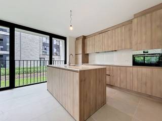 <p><span>Nieuwbouwappartement met twee slaapkamers in residentie Kasteelvijver te Langemark.</span></p><p><span> </span></p><p><span>Dit appartement bevindt zich op het </span><span>gelijkvloers</span><span> en beschikt over een </span><span>bewoonbaar oppervlakte</span><span> van </span><span>105m² </span><span>met </span><span>twee terrassen </span><span>van </span><span>19m²</span><span> en </span><span>1.33m²</span><span>.</span></p><p><span> </span></p><p><span>Indeling</span><span>: </span></p><p><span>Ruime </span><span>inkomhal/nachthal</span><span>, </span><span>open keuken</span><span> met </span><span>leefruimte</span><span> die directe toegang biedt tot het groot </span><span>terras.</span><span> Aanpalend aan de keuken bevindt zich de </span><span>berging/wasplaats.</span></p><p><span>Verder hebben is er nog een </span><span>gastentoilet</span><span>, </span><span>badkamer met</span><span> inloopdouche en dubbele lavabo, </span><span>twee volwaardige slaapkamers</span><span> waarvan één met toegang tot het </span><span>tweede terras.</span></p><p><span> </span></p><p><span>Er is tevens een </span><span>kelderberging</span><span> bij te kopen, alsook mogelijkheid tot aankopen van </span><span>ondergrondse staanplaats.</span></p><p><span> </span></p><p><span>De </span><span>warmwaterproductie</span><span> en de </span><span>vloerverwarming</span><span> zal opgewekt worden door een bodem/water </span><span>warmtepomp met ingebouwde boiler.</span><span> De warmte wordt uit de grond gehaald via </span><span>geothermie.</span></p><p><span>Doorheen het appartement is er </span><span>ventilatiesysteem D </span><span>(mechanische toevoer en afvoer) voorzien.</span></p><p><span>Het appartement beschikt tevens over</span><span> zonnepanelen</span><span> (760Wp) wat het bovendien uiterst zuinig maakt!</span></p><p><span> </span></p><p><span> </span></p><p><span> </span></p>