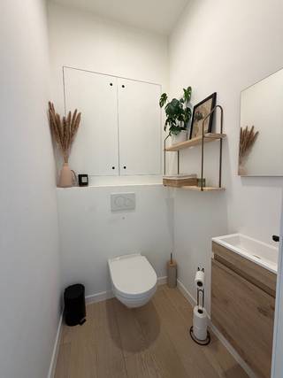 Gezellig gerenoveerde stadswoningOp zoek naar een instapklare woning waar je gewoon je koffers hoeft neer te zetten? Dan zit je met deze woning...