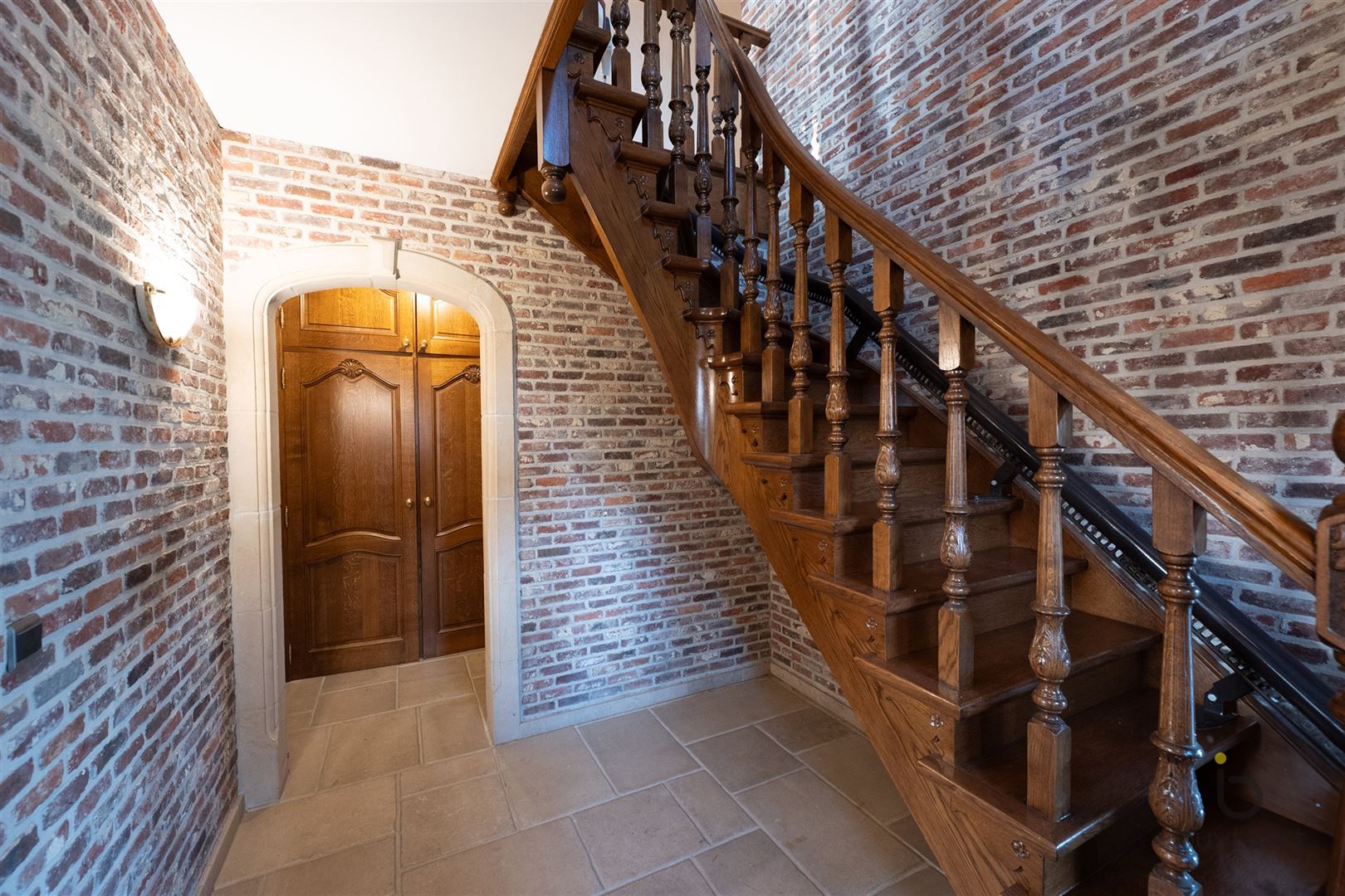 CHARMANT, te renoveren huis met veel potentieel en mooie ruimten! - foto 3