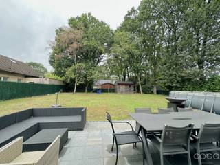 Recente open bebouwing op een groen en rustig perceel van 1.063 m² nabij Sint-Job. Deze energiezuinige woning werd afgewerkt met kwaliteitsvolle materialen en beschikt over een E-peil van 37.<br /><br />Op het gelijkvloers bevinden zich een inkomhal met apart toilet, een ruime leefruimte met open keuken (samen 45 m²), een praktische berging met aansluitingen voor wasmachine en droogkast en een inpandige garage. Via het schuifraam heeft u rechtstreeks toegang tot de tuin.<br /><br />De verdieping omvat 3 slaapkamers, een technische berging en een badkamer met ligbad, douche, lavabomeubel en toilet. De woning beschikt verder over vloerverwarming op het gelijkvloers, zonnepanelen en een regenwaterput van 10.000 liter met recuperatie voor onder meer de toiletten, lavabo en buitenkraan.<br /><br />Beschikbaar 01 december 2026.