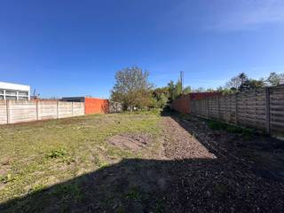 BOUWGRONDPerceelsoppervlakte: 1065 m²Oriëntatie: Noord-oostPerceelsbreedte: 17 meterBouwvoorschriften:Open bebouwingBouwzone 11m breed en 30m diep,...