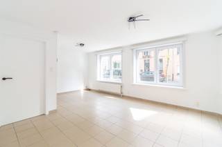 Investeringsopportuniteit met topligging: 2 instapklare, ruime (100.00 + 86.00m²) en lichtrijke 2-slaapkamer duplex-appartementen met gunstige EPC score’s: (C), conforme elektrische installaties, nieuwe ingerichte keukens en vernieuwde douchekamers.<br /><br />Appartement 1 - (86.00m²): <br />Op het gelijkvloers: inkomhal met bergruimte, ruime living en nieuwe ingerichte keuken (samen 27.00m² - verlek, kookplaat, dampkap, oven);<br />Op de 1e verdieping: nachthal met toilet, 2 slaapkamers ( 8.60 / 15.00m²), douchekamer (inloopdouche + wastafel);<br />Appartement 2 - (100.00m²): <br />Op het gelijkvloers: inkomhal, ruime living en nieuwe ingerichte keuken (samen 32.45m²), berging;<br />Op de 1e verdieping: nachthal met toilet, 2 slaapkamers ( 8.35 / 11.40m² + 8.35), douchekamer (inloopdouche + wastafel);<br />Verder: Gemeenschappelijke fietsenkelder.<br /><br />Buitenschrijnwerk PVC dubbel glas - 2x Individuele centrale verwarming op aardgas (Vaillant)<br />Nutsvoorzieningen: individuele tellers gas, water, elektriciteit<br />Huuropbrengsten : 900€ + 920€ = 4.3% rendement<br />Elektrische installatie conform tot 2042 + 2048<br />EPC score’s: (C)