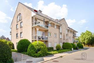<p>Move-in-ready 1-bedroom apartment in a quiet, prime location near De Gavers!</p><p>Looking for a well-maintained apartment where you can move in right away without any worries? Then this bright, one-bedroom apartment is definitely worth a visit!</p><p>Layout<br />The entryway leads to a practical storage room, followed by the bathroom and the spacious bedroom. At the back is the bright living area with a completely renovated, high-quality, and fully equipped kitchen, where cooking and socializing take center stage.</p><p>Highlights</p><p>* Completely move-in ready<br />* Fully renovated and equipped kitchen<br />* Electrical inspection in compliance with regulations<br />* Favorable EPC<br />* Spacious private storage room in the basement<br />* Parking available right outside the door<br />* Quiet location<br />* Within walking distance of Provinciedomein De Gavers</p><p>A hassle-free apartment in an excellent location, ideal as a primary residence or investment!</p><p>Interested in this move-in-ready apartment? feline@immobeguin.be</p>