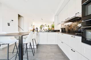 Deze knappe half open bebouwing werd opgetrokken in 2018 met enorm veel aandacht voor energie. Label A+! (zonnepanelen, overal vloerverwarming...