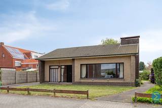 Deze woning bevindt zich op wandelafstand van het centrum en voorziet alle woonvertrekken op de begane grond.<br /><br />De inkomhal leidt naar de L-vormige woonkamer, dewelke op haar beurt via een schuifraam aansluiting geeft tot de ruime veranda, alsook tot de aangrenzende keuken.<br />Verder bereikt men de nachthal die toegang verschaft tot drie slaapkamers, een apart toilet en de vernieuwde badkamer met inloopdouche. Via een luik in de nachthal heeft men tevens toegang tot de bergzolder.<br /><br />De gekoppelde garage van 45m² is eveneens via een zijingang aan de tuinzijde toegankelijk en tenslotte treffen we achteraan nog een aparte berging en de open omheinde tuin.<br /><br />Specificaties:<br />- Goede locatie, nabij het centrum<br />- Ruime veranda<br />- Schrijnwerk: hout met dubbele beglazing<br />- EPC: F-label - 949 kWh / (m² jaar)