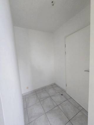 GEZELLIG VERNIEUWD appartement op de 2de verdieping links vooraan:voorzien van een open inkom, een gezellige leefruimte + moderne open keuken met...