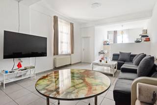 <b>Recent 1-slaapkamer appartement aan Slachthuissite<br /><br /></b>- Reeds 30% verkocht van project -<b><br /></b>Gelegen aan de Slachthuissite: een buurt die de laatste jaren enorme stappen heeft gemaakt en momenteel erg veel investeerders aantrekt door haar geschiedenis en veelbelovend toekomstperspectief.<br />De komende jaren zal hier een aanzienlijke <strong>transformatie </strong>plaatsvinden met verschillende nieuwe <strong>ontwikkelingsprojecten </strong>en <strong>herbestemmingen </strong>van historische panden.<br />Deze buurt biedt de bewoner een unieke mix van de authentieke, industriële charme en de moderne stadsvernieuwing.<br />In combinatie met een uitzonderlijk mooie mobiscore is het hier aantrekkelijk wonen voor wie wil genieten van het stadsleven, zonder in te boeten aan comfort en leefbaarheid.<br /><br />Het appartement zelf meet 72 m² en werd volledig <strong>gerenoveerd </strong>in 2008: voorzien van moderne afwerking en faciliteiten.<br />De EPC-score van B houdt in dat er geen renovatieverplichting geldt!<br />Er is een <strong>aparte slaapkamer </strong>die voldoende ruimte biedt voor een tweepersoonsbed en een kledingkast. De badkamer werd uitgerust met modern sanitair.<br />De lage maandelijkse kosten van slechts 25 euro maken dit appartement bijzonder aantrekkelijk voor zowel starters als investeerders.<br /><br /><strong>Bijzonderheden:<br /></strong><span>- Volledig verbouwd in 2008</span><br /><span>- Verhuurd - mits inachtname huurders</span><br /><span>- Aparte meters<br /></span>- Kelderberging