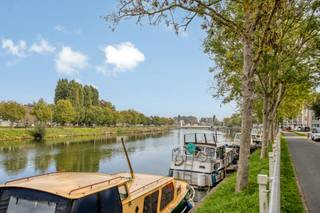 Prachtig afgewerkte en bijzonder ruime appartement is gelegen op een fantastische locatie aan de Houtkaai en combineert ruimte, comfort en luxe. Het appartement beschikt over twee uitzonderlijk ruime slaapkamers, elk voorzien van een eigen badkamer. Daarnaast zijn er twee royale leefruimtes, die zorgen voor een aangenaam gevoel van ruimte en tal van mogelijkheden bieden voor de inrichting.<br />De open, volledig ingerichte keuken is uitgerust met alle nodige toestellen en voorzieningen. Het volledige appartement werd bovendien met veel aandacht voor kwaliteit en afwerking gerealiseerd.<br /><br />Vanuit beide leefruimtes geven grote schuiframen rechtstreeks toegang tot de terrassen, waar u dankzij de gunstige ligging de hele dag door van de zon kunt genieten.<br />Ook aan bergruimte is er geen gebrek. Naast de vele opbergmogelijkheden in het appartement zelf beschikt u over een privatieve kelder. <br /><br />Een absolute troef is de privatieve garagebox, die optioneel kan worden aangekocht voor € 60.000. Dankzij de vlotte bereikbaarheid en het eenvoudige inrijden biedt deze garagebox extra gebruiksgemak en vormt ze een mooie aanvulling op het dagelijkse wooncomfort.<br /><br />Indeling van het appartement (101m²):<br />- Inkomhal (7m²)<br />- Apart gastentoilet (1,5m²)<br />- Technische ruimte (1m²)<br />- Praktische berging (3,5m²)<br />- Slaapkamer met ensuite badkamer (17m²)<br />- Tweede slaapkamer met ensuite badkamer (16m²)<br />- Royale leefruimte (32m²)<br />- Gezellige ontbijthoek (13m²)<br />- Functionele keuken (7m²)<br />- Terras met prachtig zicht op kanaal (8m²)<br />- Terras met zicht op binnenkoer (8m²)<br /><br />Extra troeven:<br />- Privatieve ondergrondse kelder<br />- Privatieve garagebox <br /><br />Interesse?<br />Twijfel zeker niet om mij te contacteren om een plaatsbezoek in te plannen.<br /><br /><br /><br />Bestuursmaatregelen in het maatregelenregister: nee
