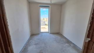 <strong>Appartement 1.03 – Luxueus en ruim wonen met groot terras in Klaverstuk 24</strong><br /><br />Stap binnen in appartement 1.03, een uitzonderlijk appartement op de eerste verdieping van het moderne Klaverstuk 24 in Zedelgem.<br />Met zijn royale leefruimte, drie slaapkamers, twee badkamers en een riant terras is dit appartement perfect voor wie stijlvol en comfortabel wil wonen.
<h4><strong>Kenmerken van appartement 1.03</strong></h4>

<ul>
	<li>* Bewoonbare oppervlakte: 103 m²</li>
	<li>* Inkomhal met vestiaire en apart gastentoilet voor extra gemak.</li>
	<li>* 3 ruime slaapkamers, ideaal voor gezinnen of wie extra ruimte zoekt.</li>
	<li>* 2 badkamers: één met meubel en inloopdouche, en één met meubel en ligbad.</li>
	<li>* Lichtrijke leefruimte dankzij grote raampartijen, met een stijlvolle open keuken.</li>
	<li>* Handige wasplaats voor extra opbergruimte.</li>
	<li>* Ruim terras van 23 m², perfect om te ontspannen en te genieten van het buitenleven.</li>
	<li>* Inclusief ondergrondse parkeerplaats en fietsenberging.</li>
</ul>

<h4><strong>Hoogwaardige afwerking en energiezuinig wonen</strong></h4>
Appartement 1.03 combineert moderne afwerking met duurzame technieken:

<ul>
	<li>* Vloerverwarming voor optimaal comfort in alle ruimtes.</li>
	<li>* Warmtepomp en zonnepanelen voor een energiezuinige en milieuvriendelijke woning.</li>
	<li>* Een uitzonderlijk laag E-peil van 30, wat recht geeft op vrijstelling van de onroerende voorheffing.</li>
</ul>

<h4><strong>Wonen in het hart van Zedelgem</strong></h4>
Gelegen in een rustige en groene omgeving biedt Klaverstuk 24 u een ideale woonomgeving met alle voorzieningen binnen handbereik.<br />Met vlotte verbindingen naar het centrum van Zedelgem, Brugge en omliggende steden combineert u hier rust en bereikbaarheid.<br />Met zijn ruime indeling en luxueuze afwerking is appartement 1.03 een unieke kans.<br /><strong>Contacteer ons vandaag nog voor meer informatie of een bezichtiging.</strong><br /><br />Hier begint uw nieuwe woonverhaal!<br /><br /><strong>051 21 11 11 of matias@imfiro.be</strong>