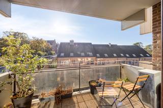 <p>Dit lichtrijke appartement van 93m² combineert een uitstekende ligging met twee ruime slaapkamers, een zonnig terras en een gesloten garage. Imec, Gasthuisberg en de campussen van KU Leuven zijn eenvoudig per fiets bereikbaar.</p><p>Een lichtrijke leefruimte, een ruime keuken en een nachthal die toegang geeft tot twee ruime slaapkamers, een badkamer en twee toiletten. Verder beschikt het appartement over een ondergrondse gesloten garage.</p><p>We trappen de verkoop af met een exclusieve Avant-Première op woensdag 4 november. Heb je interesse en wil je dit appartement als eerste ontdekken? Plan dan jouw bezoek via de paarse knop 'Afspraak maken'. Het reglement van de Avant-Première vind je terug onder downloads.</p>