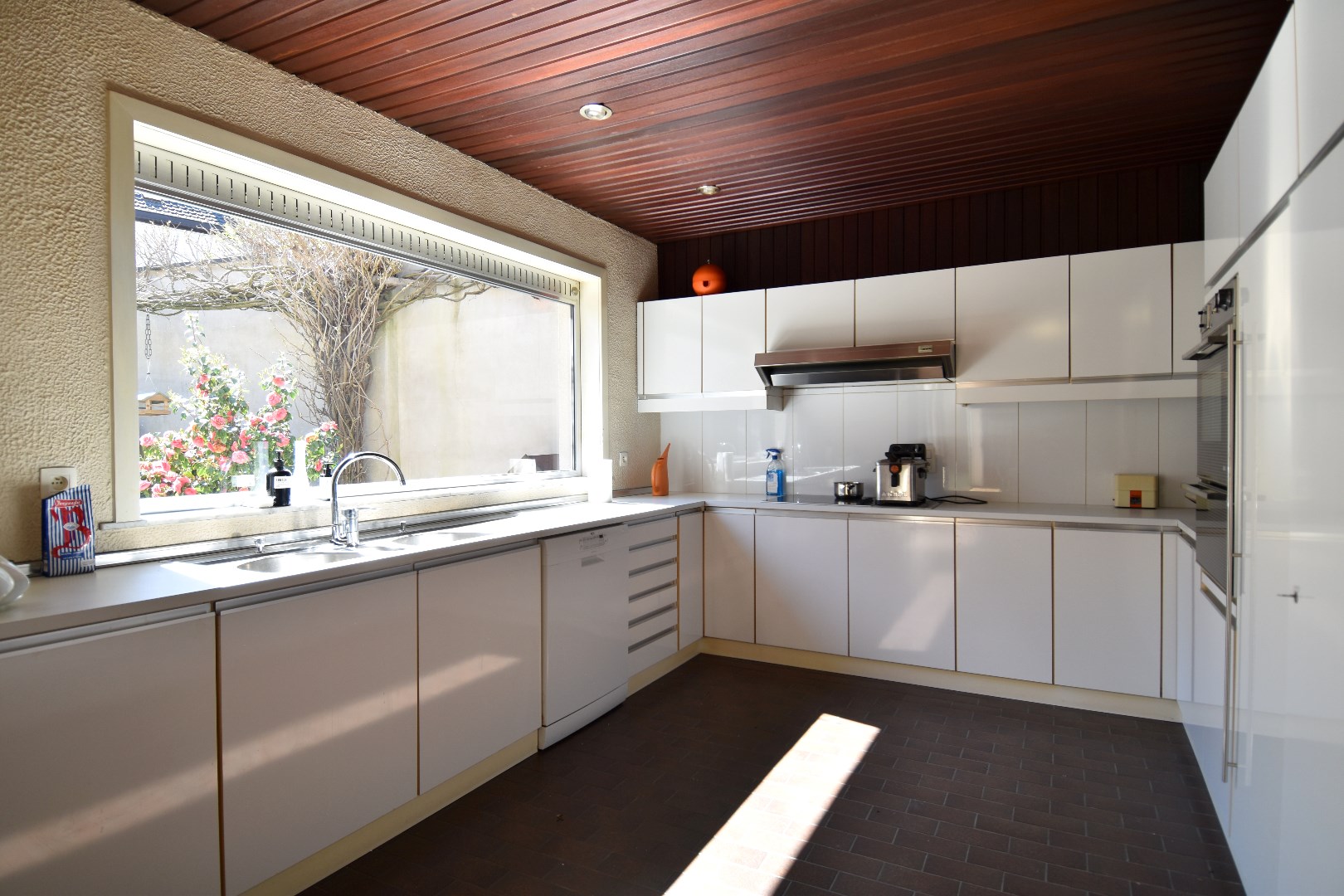 Charmante eigendom met 3 slaapkamers, 80 m² zolder, inpandige garage en zonneterras te koop in Gullegem-centrum - foto 4