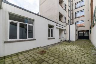 Investeringskans – Opbrengstpand in Etterbeek – Vlakbij het Jubelpark en de EU.<br />Adres: Louis Hap-straat 128, 1040 Etterbeek<br />Indeling: 7 wooneenheden (waarvan 6 stedenbouwkundig erkend)<br />Ideaal gelegen in een rustige en gewilde straat in Etterbeek, vlakbij de Europese instellingen, het openbaar vervoer (tram, bus, metro) en de winkels van de Place Jourdan en de Rue des Tongres. Ontdek dit opbrengstpand met een groot potentieel, dat bestaat uit 7 wooneenheden (waarvan 6 stedenbouwkundig erkend). Dit gebouw staat op een mooi perceel van ± 310 m² en heeft een royale totale oppervlakte van ± 850 m² bruto. Het biedt een uitstekende indeling voor een duurzame en rendabele vastgoedinvestering.<br />Het gebouw is als volgt ingedeeld: G-verdieping: 2 appartementen met 1 slaapkamer. Van de 1e tot de 5e verdieping: 1 appartement met 3 slaapkamers per verdieping.<br />Individuele meters voor water, gas en elektriciteit per wooneenheid. Er zijn op korte termijn geen grote werkzaamheden te verwachten. Achtergevel geïsoleerd.<br />Prijs: 2.700.000 € <br />Huidige / potentiële huuropbrengst: (in te vullen)<br />EPB: tussen “D” en “G”.<br />Bezichtigingen en informatie: telefonisch op 0477 57 98 87 of per e-mail LMEERT@TREVI.BE