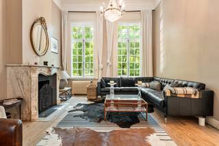 Au 47, avenue Landsroem, juste en face du parc de Ganshoren, se trouve cette maison de maître unique, pleine de charme et d'authenticité. Les...