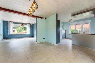 <p><span>Op zoek naar een instapklare &amp; rustig gelegen woning? Dan is dit jouw kans!</span></p><p><span> </span></p><p><span>Deze charmante woning is rustig gelegen in een groene omgeving, maar geniet tegelijk van een vlotte verbinding naar belangrijke invalswegen. </span></p><p><span>Dankzij de dubbele beglazing (buitenschrijnwerk: PVC), de condenserende pelletketel en de spouwmuurisolatie geniet je hier van een aangenaam wooncomfort.</span></p><p><span>Het huis is bovendien asbestveilig en beschikt over een energielabel D - met een eenvoudige dakisolatie kan dit (cfr het afgeleverd EPC) zelfs naar label C!</span></p><p><span> </span></p><p><span>Indeling:</span></p><p><span>Gelijkvloers: Inkomhal, gezellige leefruimte, volledig ingerichte keuken, veranda, badkamer met ligbad, douche en lavabo, berging en afzonderlijk toilet.</span></p><p><span>Verdieping: Nachthal, toilet en drie slaapkamers.</span></p><p><span>Extra: Een kelder en zolder bieden opbergmogelijkheden.</span></p><p><span> </span></p><p><span>Dankzij het perceel van 8A 09CA geniet je van een aangename buitenruimte, ideaal om tot rust te komen in het groen.</span></p><p><span> </span></p><p><span>Troeven op een rij:</span></p><p><span>- Rustige, groene ligging met uitstekende bereikbaarheid</span></p><p><span>- Instapklaar, af te werken naar eigen smaak</span></p><p><span>- Asbestveilig</span></p><p><span>- Energiezuinige ingrepen reeds aanwezig (dubbele beglazing, spouwmuurisolatie, pelletketel)</span></p><p><span>- Elektrische installatie CONFORM AREI</span></p><p><span>- Aanwezigheid van kelder en zolder</span></p><p><span> </span></p><p><span>Kortom: Een woning die je meteen kan betrekken, met veel potentieel en een prachtige ligging!</span></p><p><span> </span></p><p><span>Breng snel een bezoek voor het te laat is! Neem contact op met Kenneth (kenneth.pollet@vastgoedhuys.be) op 0472/03 25 88 of met Melissa (melissa.cardaci@vastgoedhuys.be) op 0486/54 71 80.</span></p>