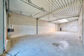 <p>KMO-unit te koop Genk - BEDRIJVENPARK KOMPELLAAN<br /><br />Bedrijvenpark Kompellaan: 21 moderne KMO-units langsheen de Kompellaan in Genk. Dit complex biedt kleine en middelgrote ondernemingen de perfecte plek om te starten, groeien en te innoveren. De unit 2 heeft een oppervlakte van 255m² en beschikt over 3 parkeerplaatsen. De unit wordt casco opgeleverd. <br /><br />KMO-Unit 2<br />- oppervlakte: 255m²<br />- staalstructuur met geïsoleerde wanden en dak<br />- sectionaalpoort 4mbr x 4,2mh<br />- 3 privatieve parkeerplaatsen<br /><br />Voor meer info 011/39 90 50 of info@jansenrealestate.be<br />https://www.jansenrealestate.be/project-kompellaan/6190088/</p>