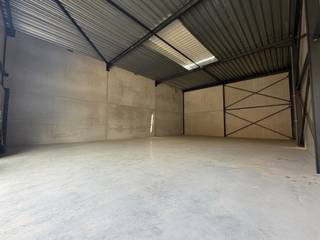 <p>Entrepôt de 216 m² à louer, comprenant 2 emplacements de parking, idéalement situé au sud de Bruxelles, à proximité de Halle et à courte distance de Saintes et Tubize. Le site bénéficie d’un accès aisé via l’E429 et le Ring de Bruxelles.</p>
<p>L’unité dispose d’une hauteur libre d’environ 6 mètres et est construite avec une structure en acier, des murs en béton et des panneaux sandwich isolés. L’accès se fait par une porte sectionnelle automatique d’environ 4 m de largeur sur 4,20 m de hauteur, ainsi que par une porte d’accès séparée.</p>
<p>L’espace de stockage est équipé d’un sol en polybéton, d’un lanterneau avec exutoire de fumée, d’un système de détection incendie et de raccordements individuels à l’eau, à l’électricité (32 A) et aux données. Chaque unité dispose également d’une citerne d’eau de pluie, d’un éclairage LED et de plusieurs prises électriques.</p>
<p>L’espace convient parfaitement au stockage, aux activités logistiques et/ou à la production et constitue une solution de qualité pour les entreprises à la recherche d’un espace professionnel facilement accessible.</p>